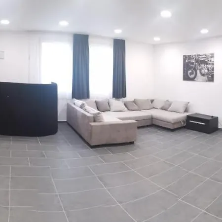 Podlovics Tanya Panzio *